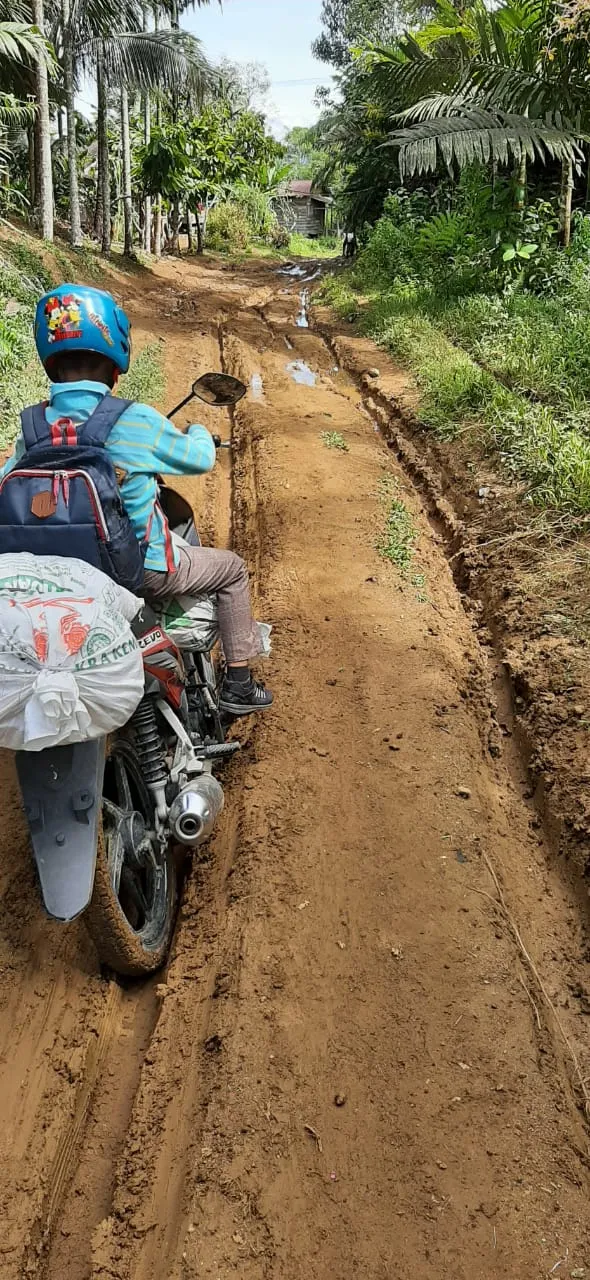 Di Angkola Barat, Puluhan Tahun Jalan Masih Berlumpur   