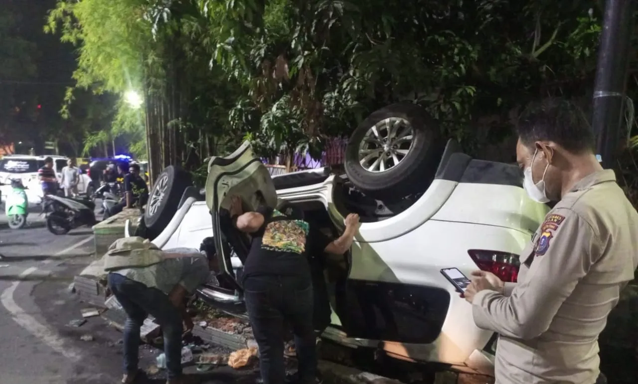 Tabrak Avanza, Pajero Terbalik Di Jl. Iskandar Muda