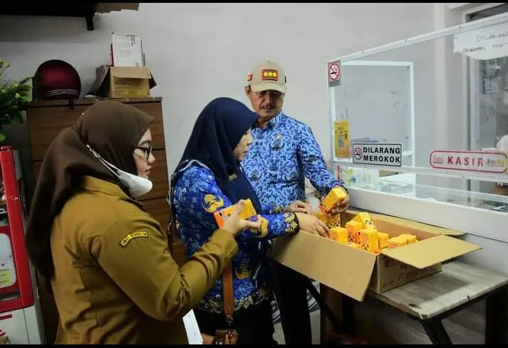 Razia Apotek, Dinkes Labura Temukan Sejumlah Sirop Dilarang Edar