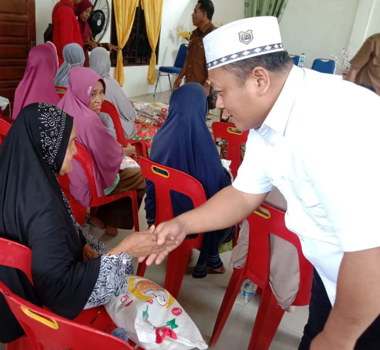 Kadin Batubara Berbagi Bantuan, Jemput Aspirasi Warga