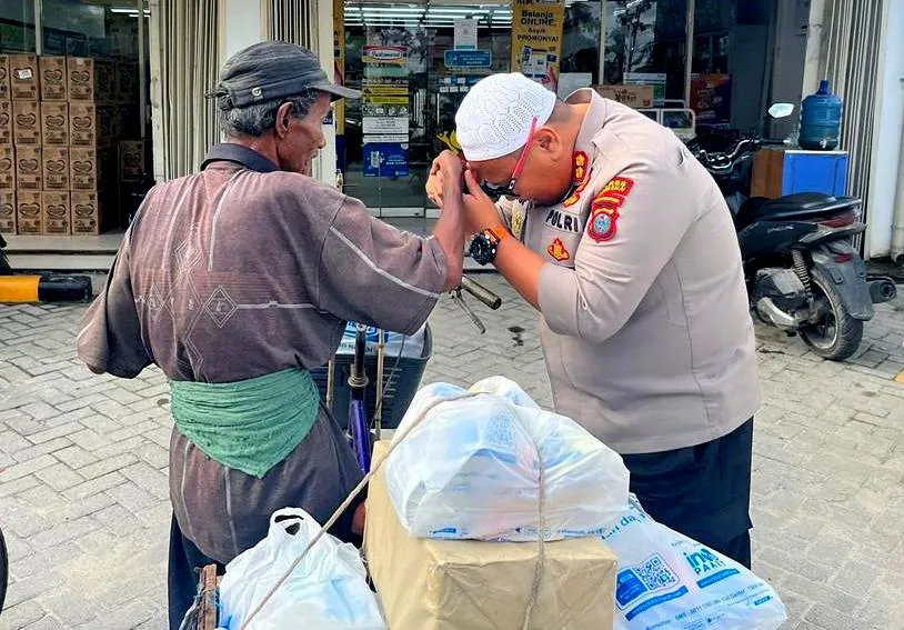 Pemulung Terenyuh Tangan Keriputnya 'Dijujung' Perwira Melati Dua