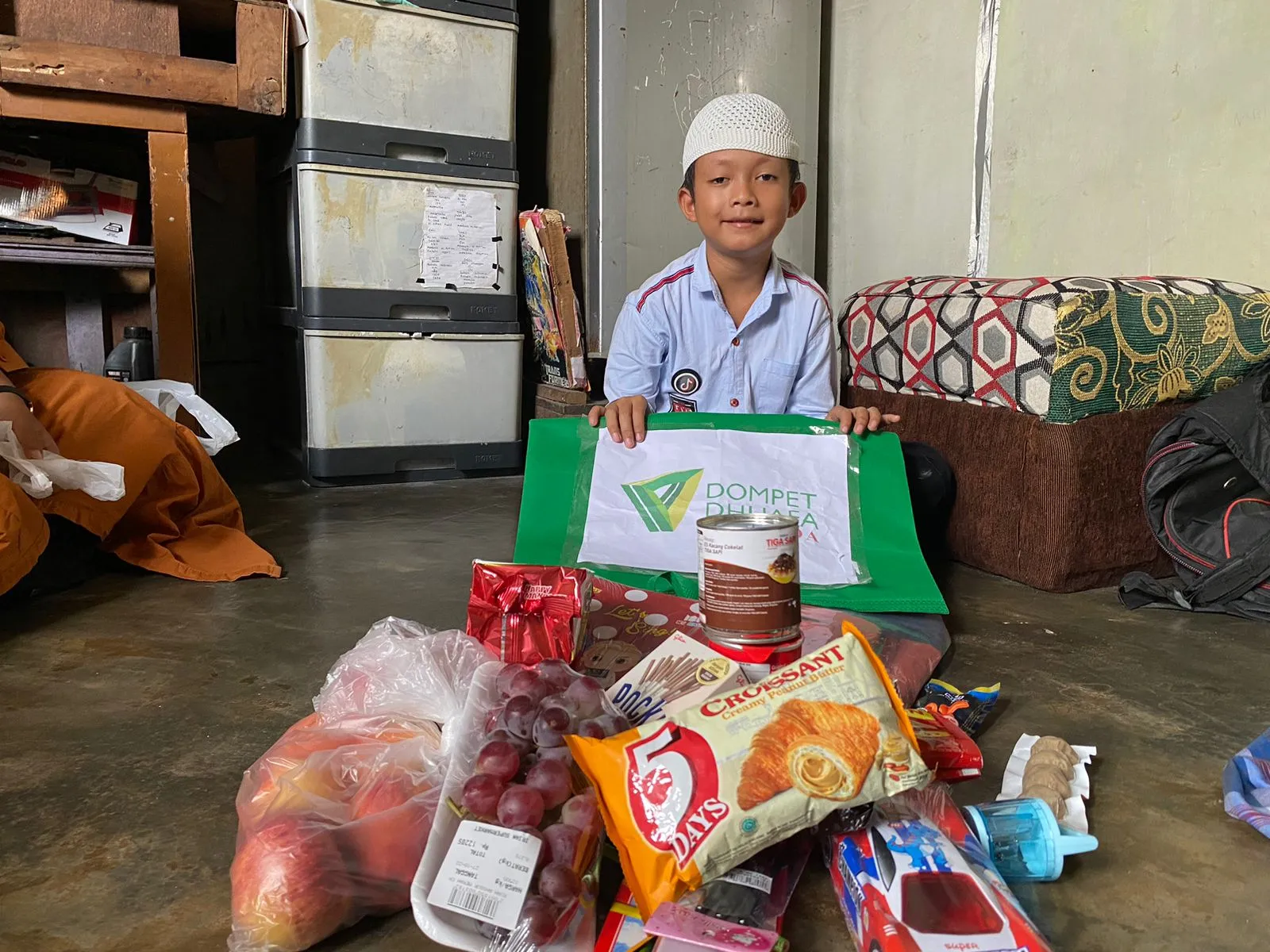 Dari Belanja Bersama Yatim, Tas Putra yang Sobek Kini Berganti Baru