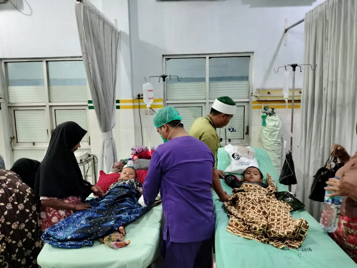 Diduga Keracunan Makanan, Puluhan Warga Dilarikan Ke RSUD Panyabungan