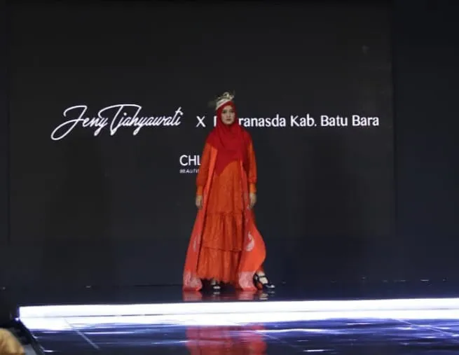 Ny. Maya Tampil Mempesona Kenakan Busana Wastra Batubara Di IMFW 2022