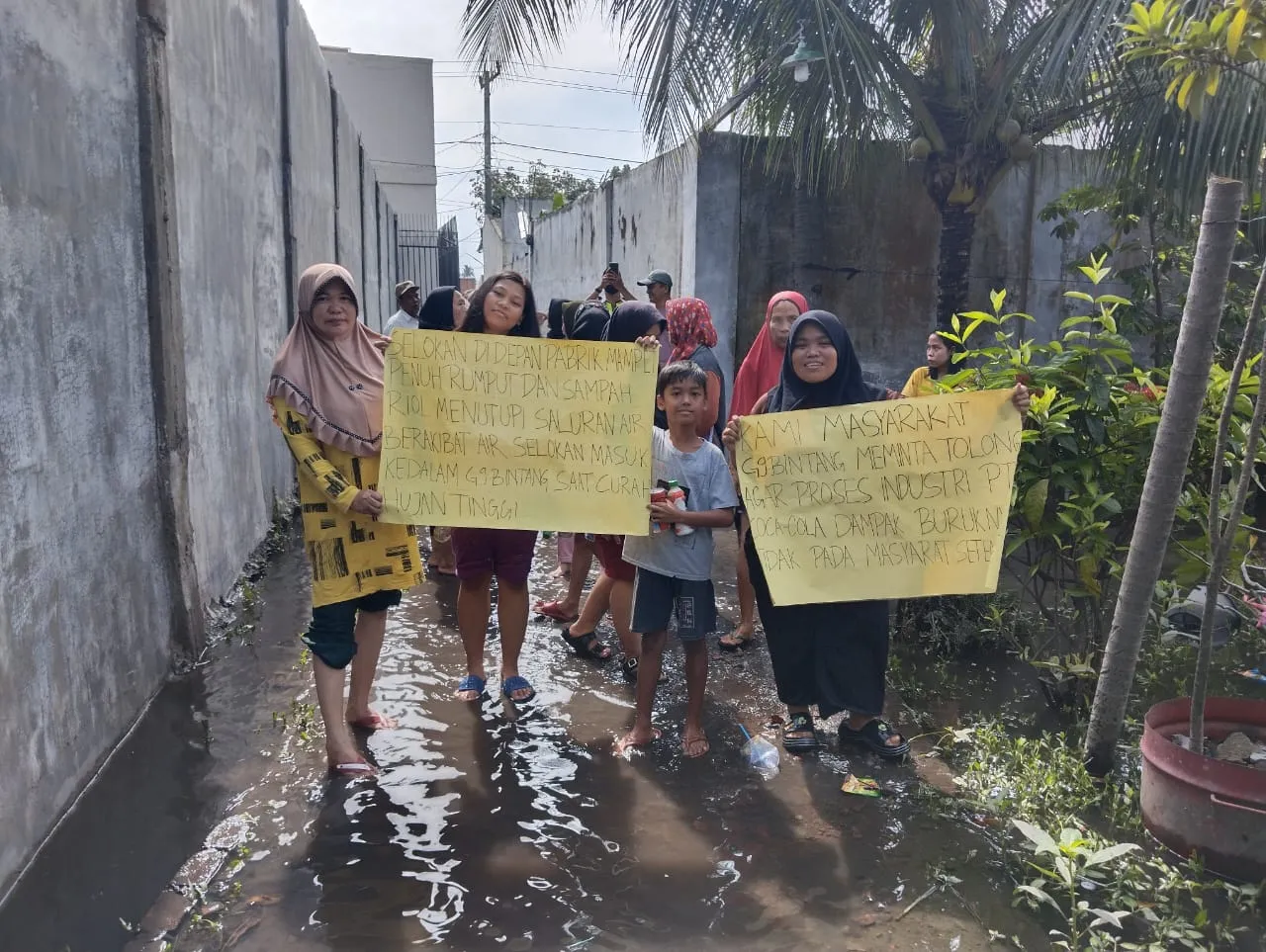 Dituding Penyebab Banjir, Warga Demo PT Coca Cola
