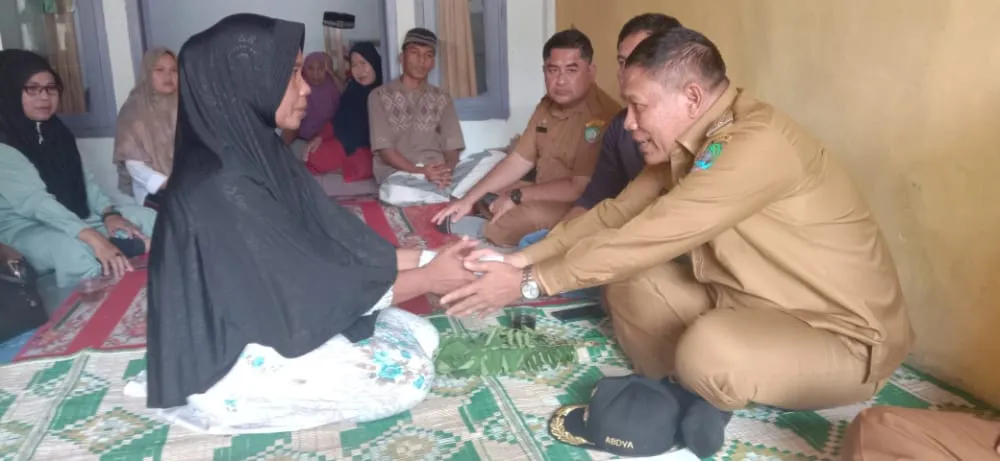 Pj Bupati Abdya Santuni Keluarga Korban Tertimbun Longsor