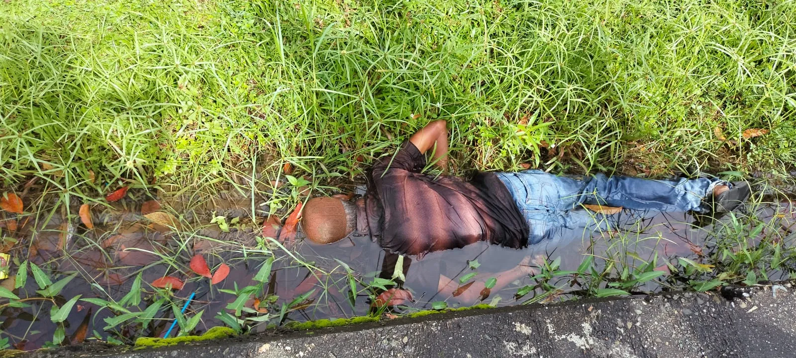 Warga Temukan Mayat Laki-laki Dalam Parit