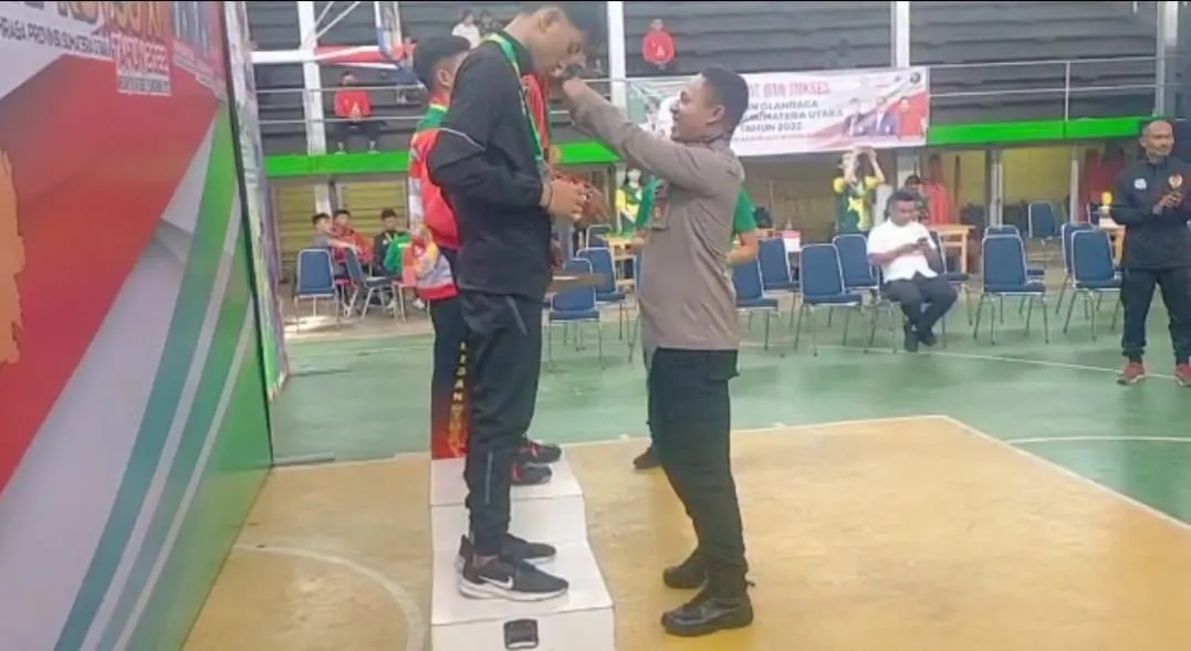 Kapolsek Medan Timur Serahkan Trofi Pemenang Wushu