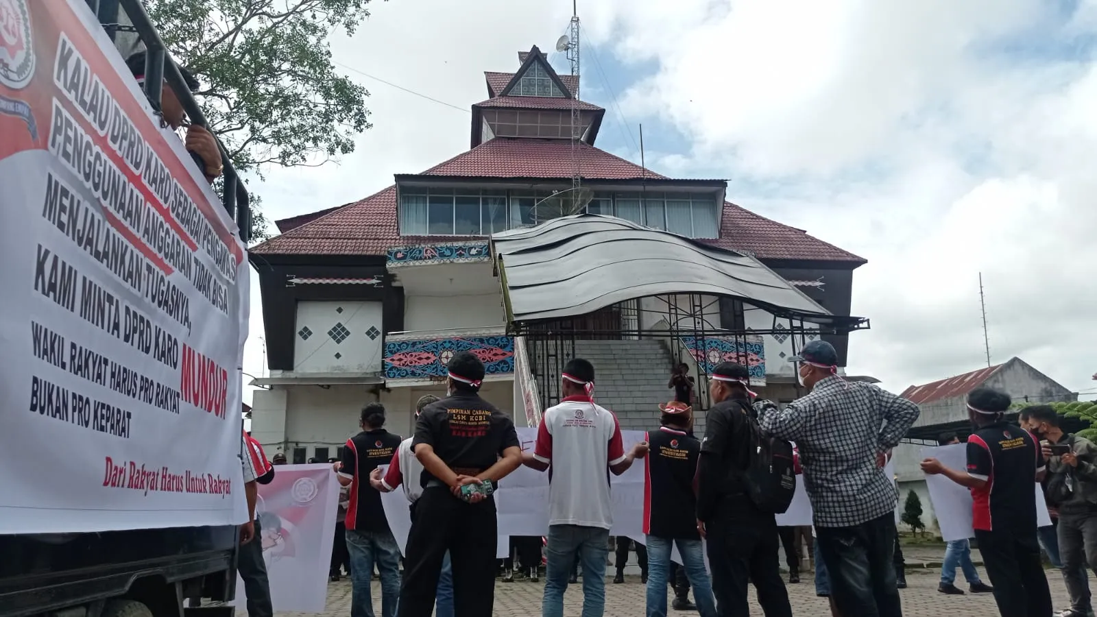 LSM KCBI Karo Gruduk Gedung DPRD Karo, Minta Usut Pembangunan SDN
