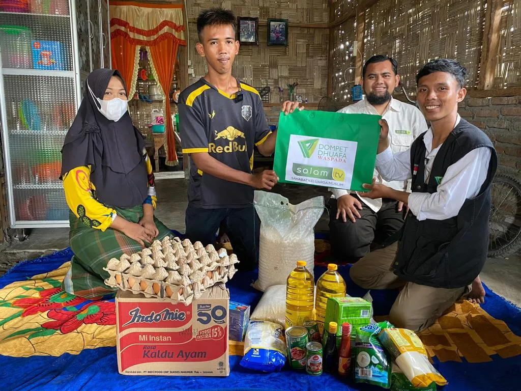 <em>Ketuk Pintu Mustahik DD Waspada, Bantu Bu Rini Buruh Ikat Sapu Lidi</em>