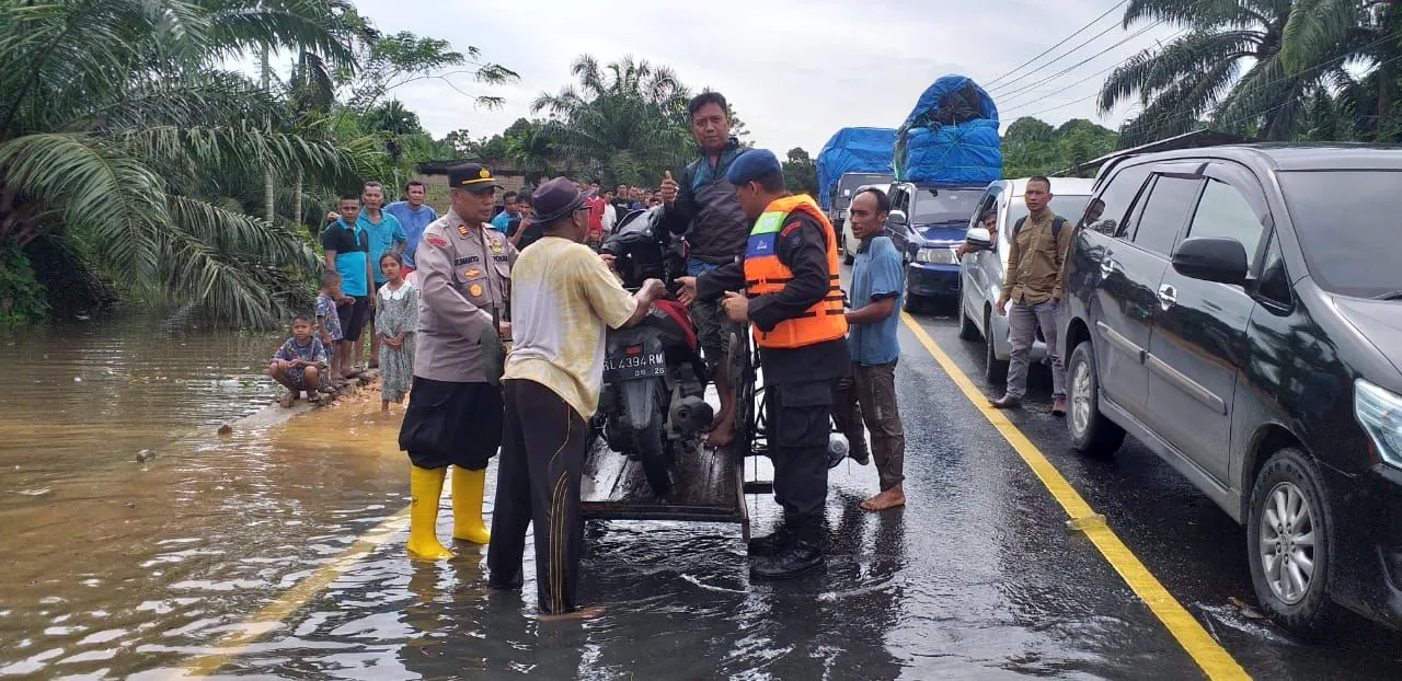 Banjir Terjang Aceh Selatan, Transportasi Tapaktuan-Medan Lumpuh
