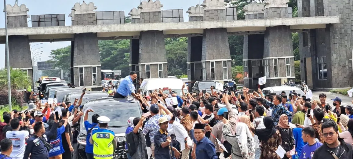 Anies Baswedan Tiba Di Medan Disambut Puluhan Ribu Warga