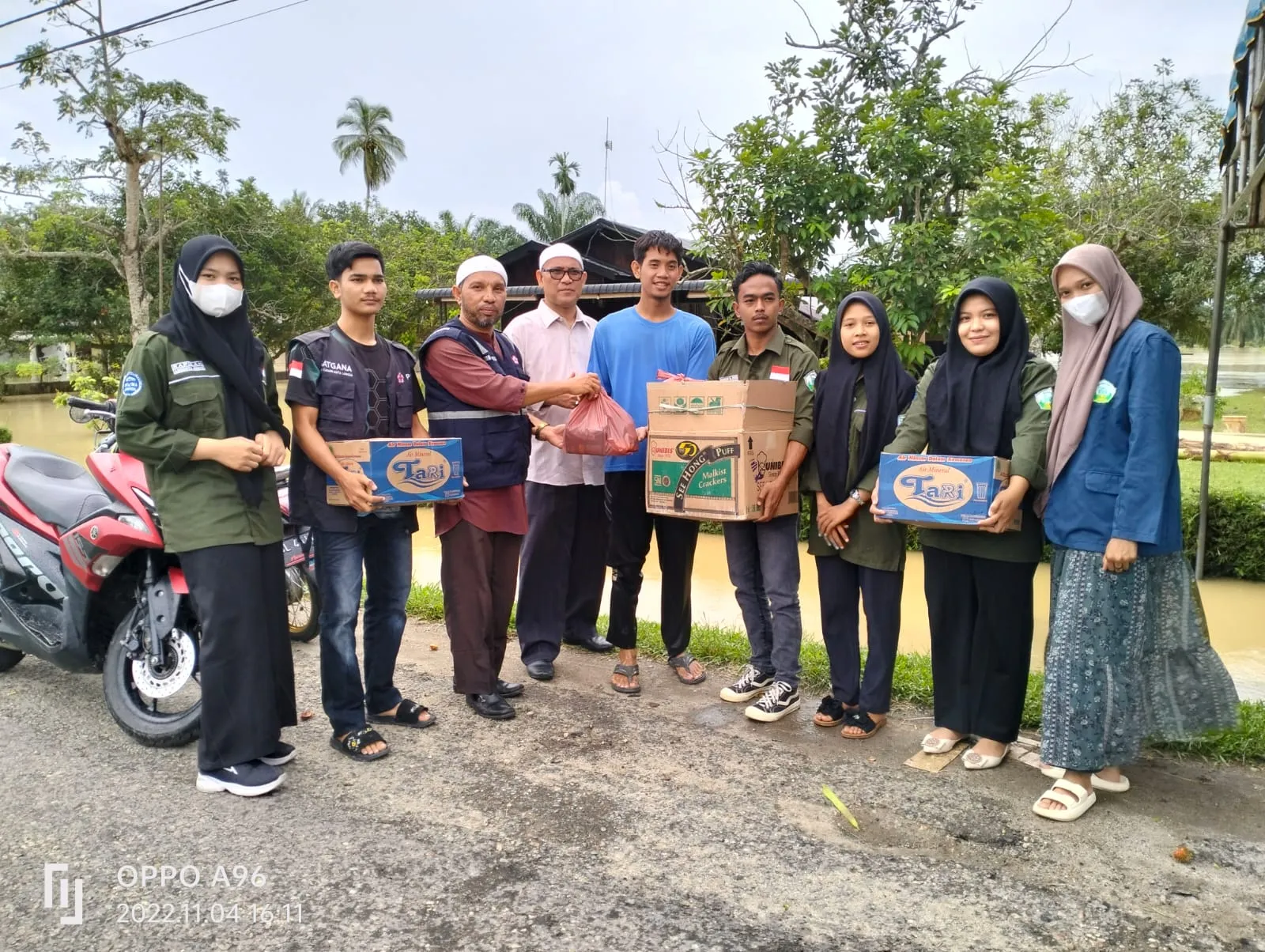 Mahasiswa Poltekkes Kemenkes Aceh Peduli Korban Banjir