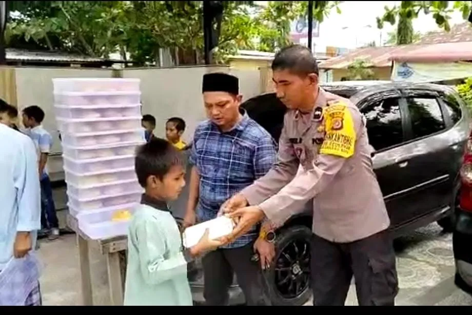 Polsek Langsa Barat Dan Komunitas PBS Bagikan Nasi Kotak