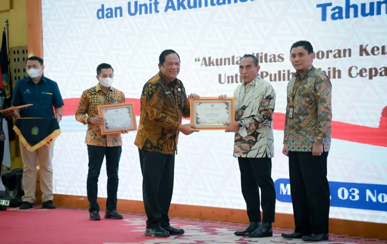 Wali Kota Sidempuan Terima Penghargaan Dari Menteri Keuangan