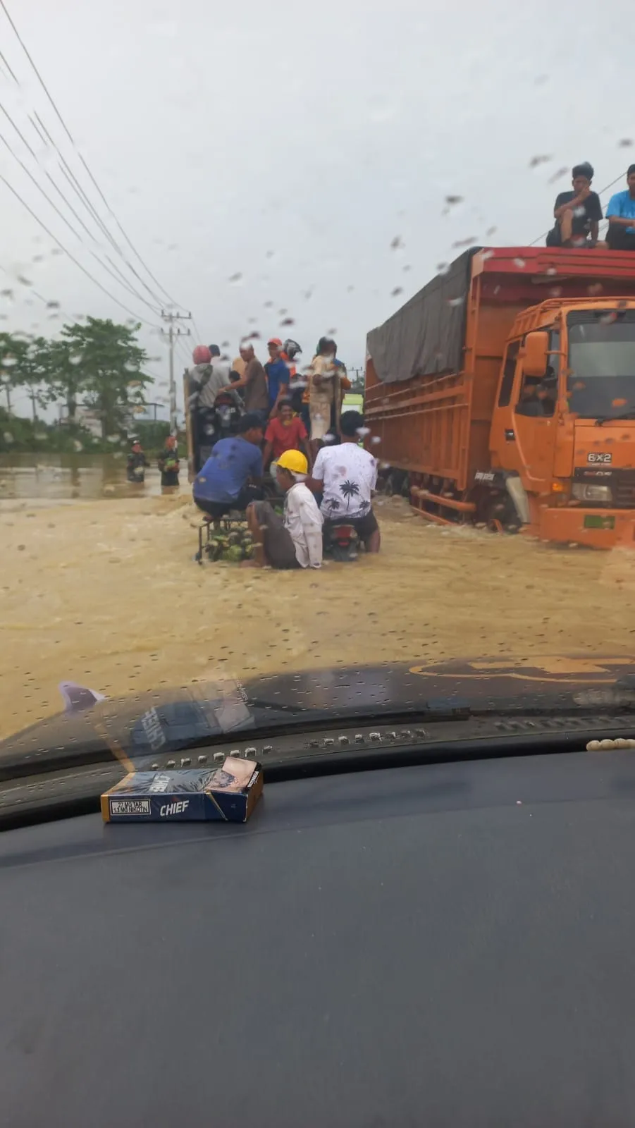 Terobos Banjir, PMI Langsa Antarkan Bantuan