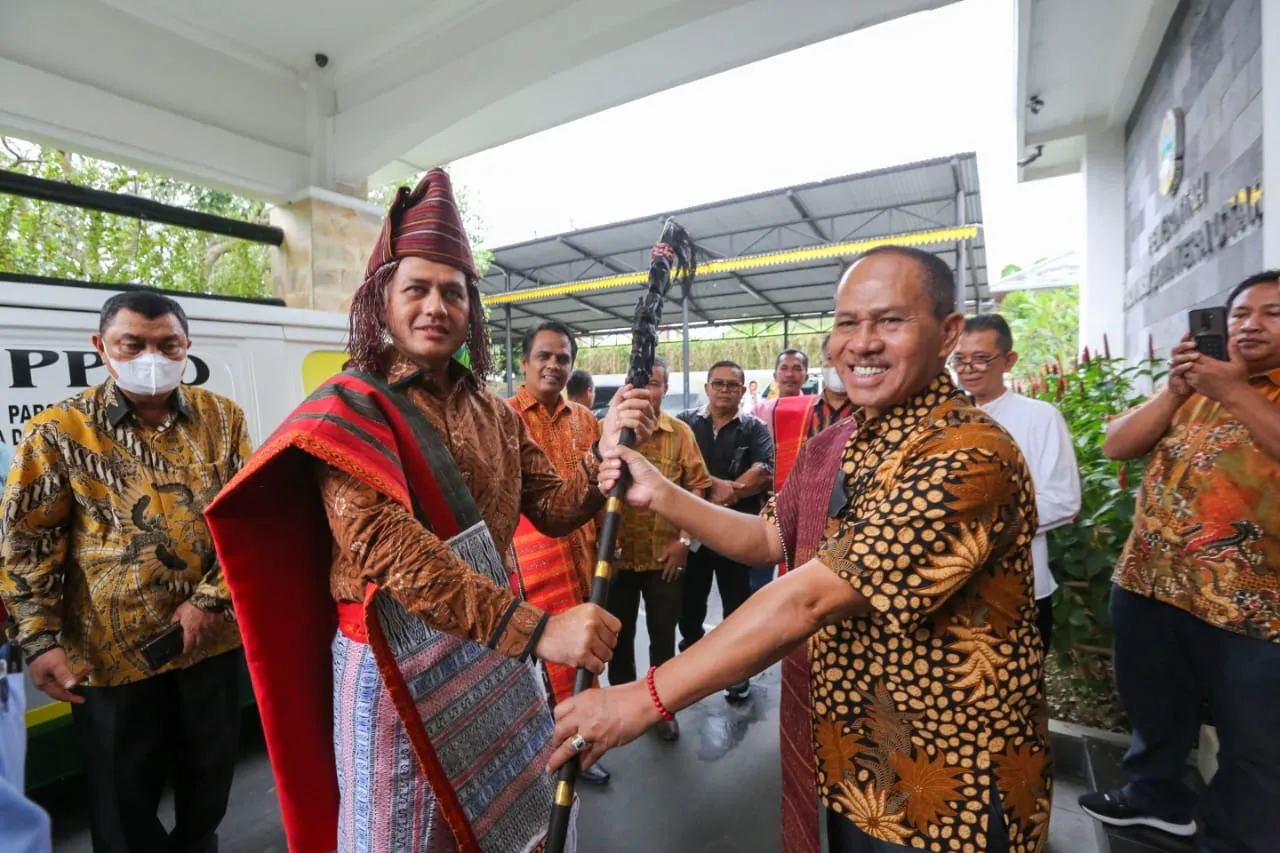 PPSD Siahaan Sematkan Ulos<br>Kepada Wagubsu