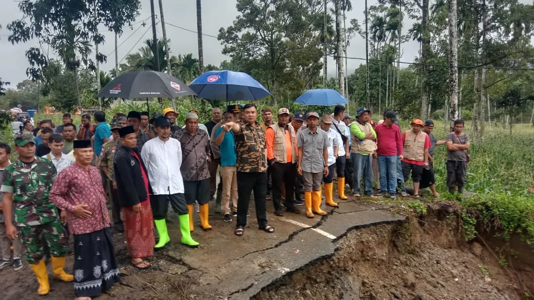 Forkopimda Agara Dan Anggota DPR RI Tinjau Jalan Putus Dihantam Banjir