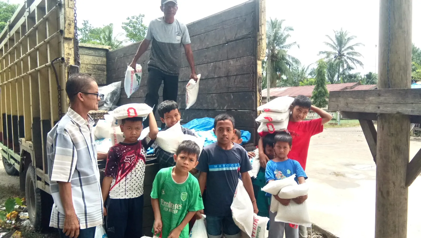 Warga Pangkalansusu Bantu Sembako Korban Banjir Aceh Tamiang
