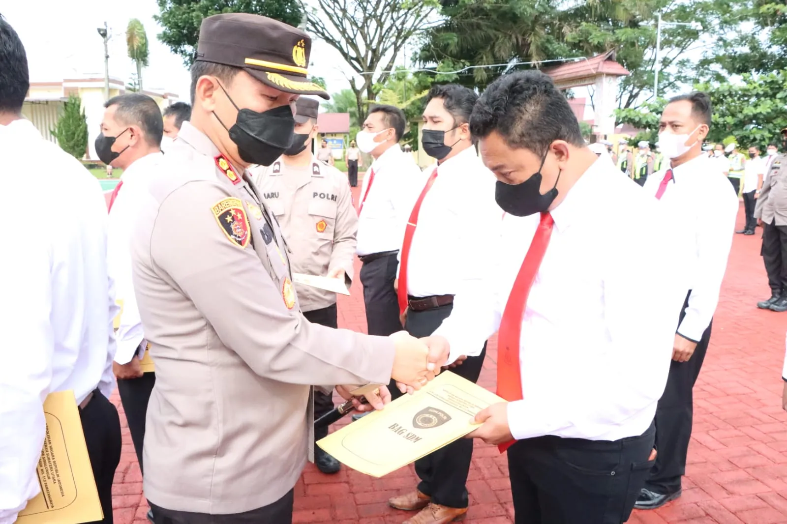 Kapolres Simalungun Beri Penghargaan Kepada Personel Berprestasi