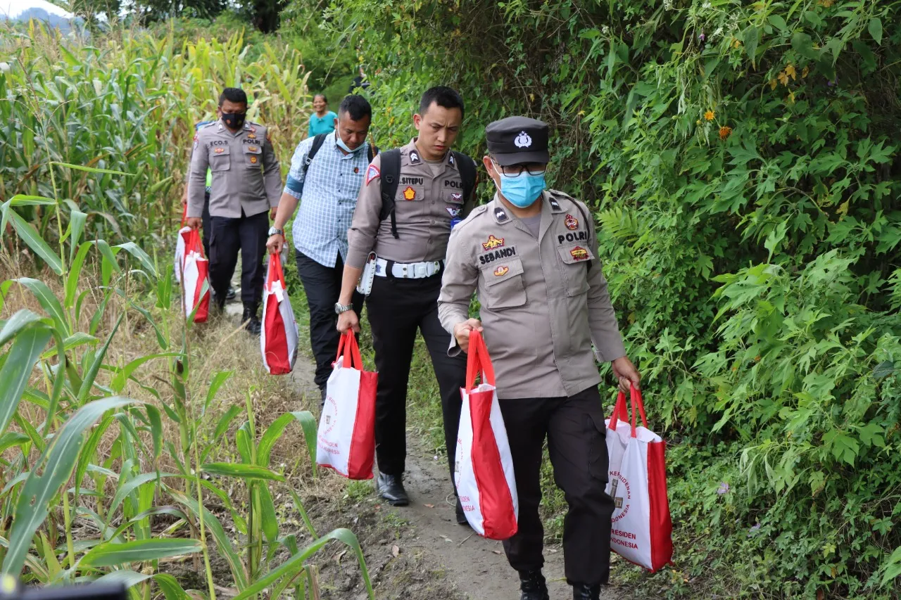 Bhabinkamtibmas Polres Taput Salurkan Bantuan Presiden RI Dan Kapolri Kepada Korban Gempa