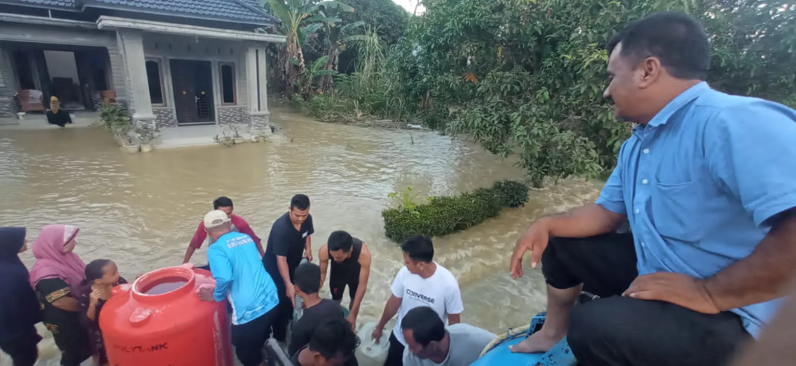 Perumda Tirta Tamiang Kerahkan 10 Mobil Tangki Air Bersih Untuk Pengungsi