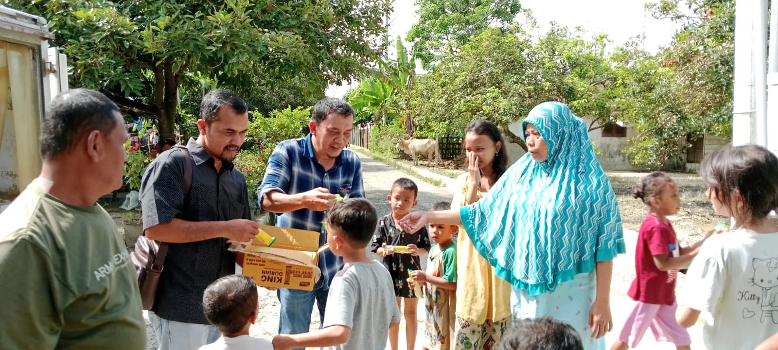 Anggota DPRK Aceh Tamiang Bagikan Es Krim Ke Anak-anak Korban Banjir