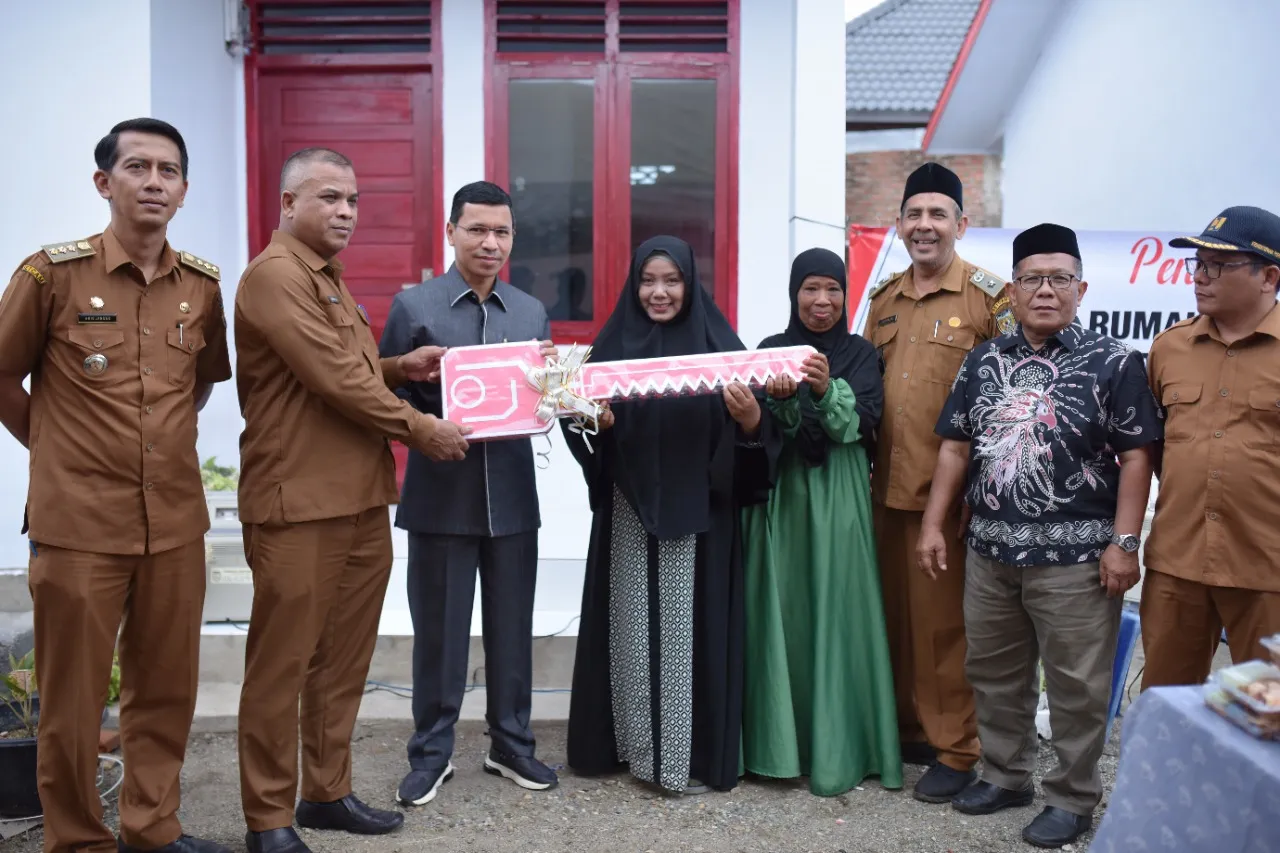 Ketua DPRK Banda Aceh Serahkan Dua Unit Rumah Bantuan Korban Kebakaran Gampong Keuramat