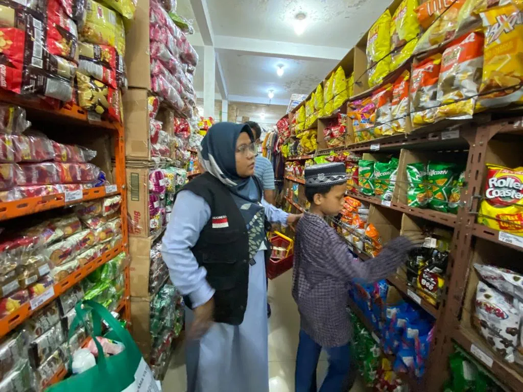 <em>Belanja Bareng Yatim DD Waspada, Belikan Peci Baru Untuk Fajar</em>