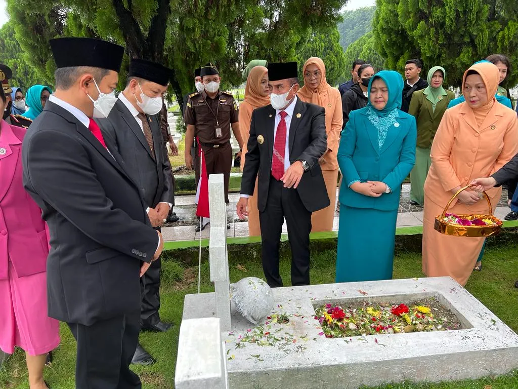 Peringati Hari Pahlawan, GM PLN UID Sumut dan Gubsu Ikuti Upacara dan Tabur Bunga Bersama