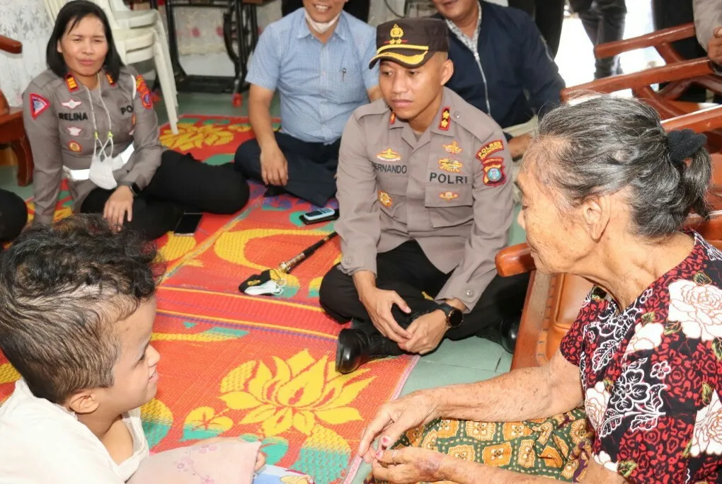 Kapolres P.Siantar Salurkan Bansos Peduli Door To Door