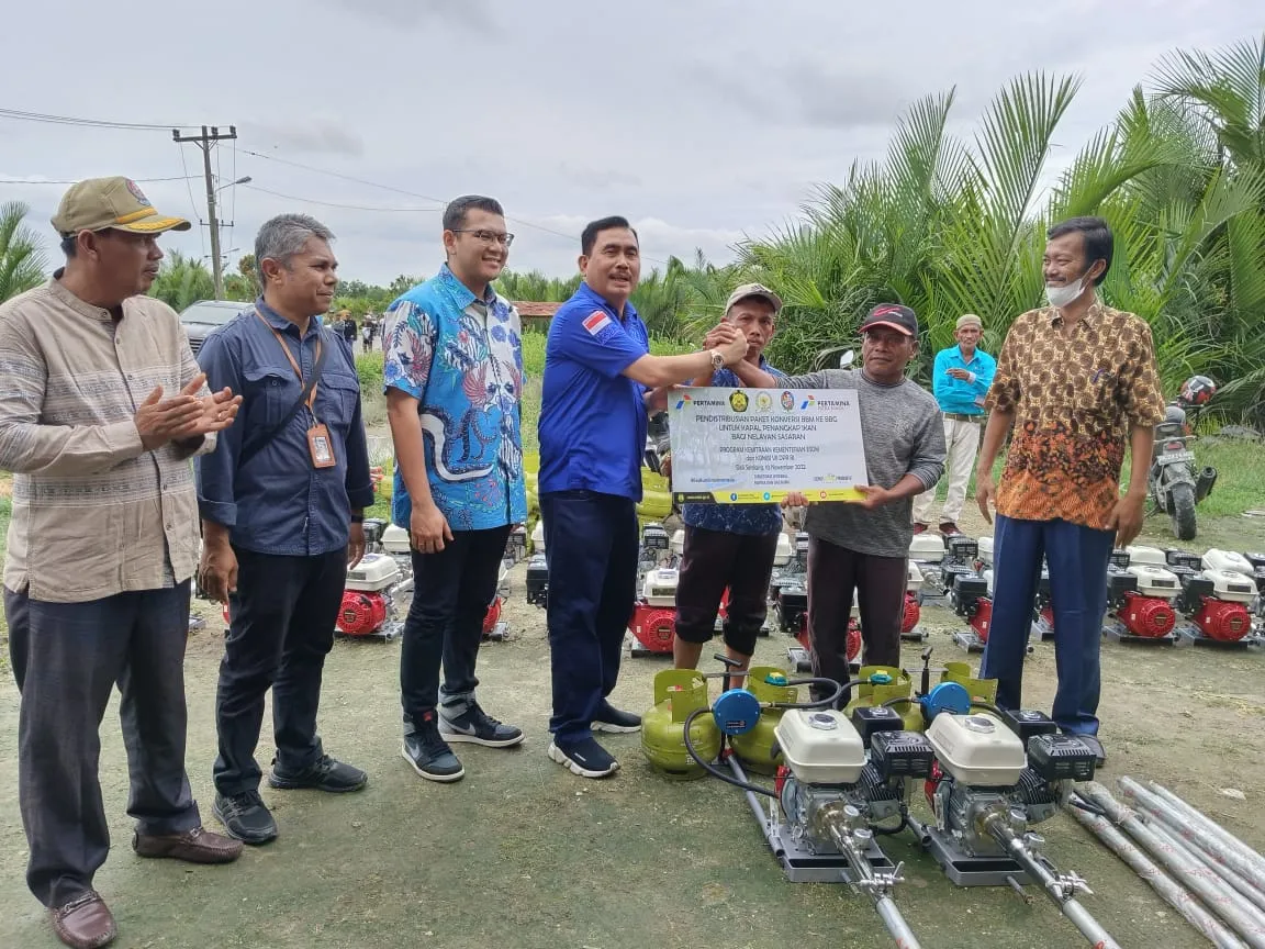 Harga BBM Naik, Hendrik Sitompul Serahkan Ratusan Bantuan Konversi BBM Ke BBG Kepada Petani Dan Nelayan