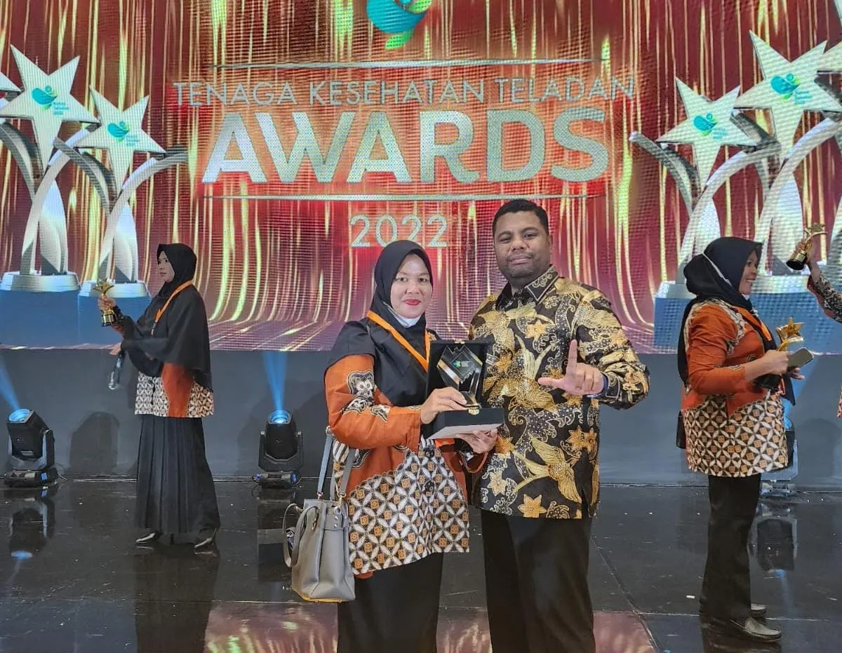Reni Oktaria, Kader Posyandu PB. Tunong Terima Penghargaan Nakes Teladan