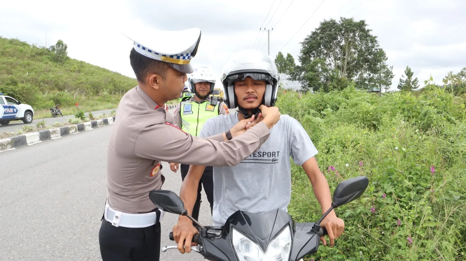 Kasat Lantas Bener Meriah Bagikan Helm
