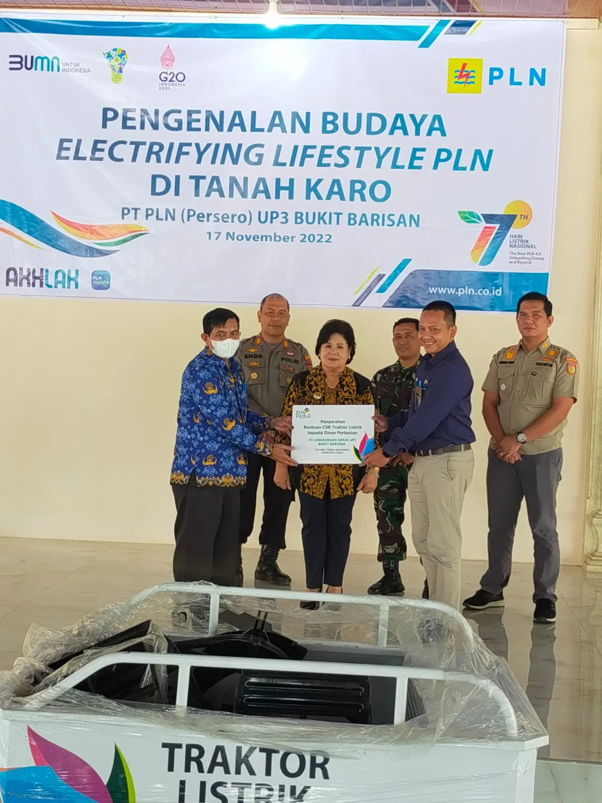 Manager PLN UP3 Bukit Barisan Grahaita Gumelar Serahkan Bantuan Traktor Listrik ke Dinas Pertanian Karo