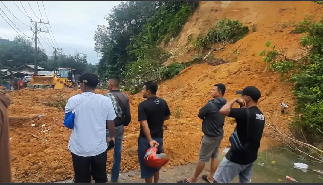 Bukit Seumadam Longsor,<br>Arus Lalulintas Aceh - Sumut Terganggu