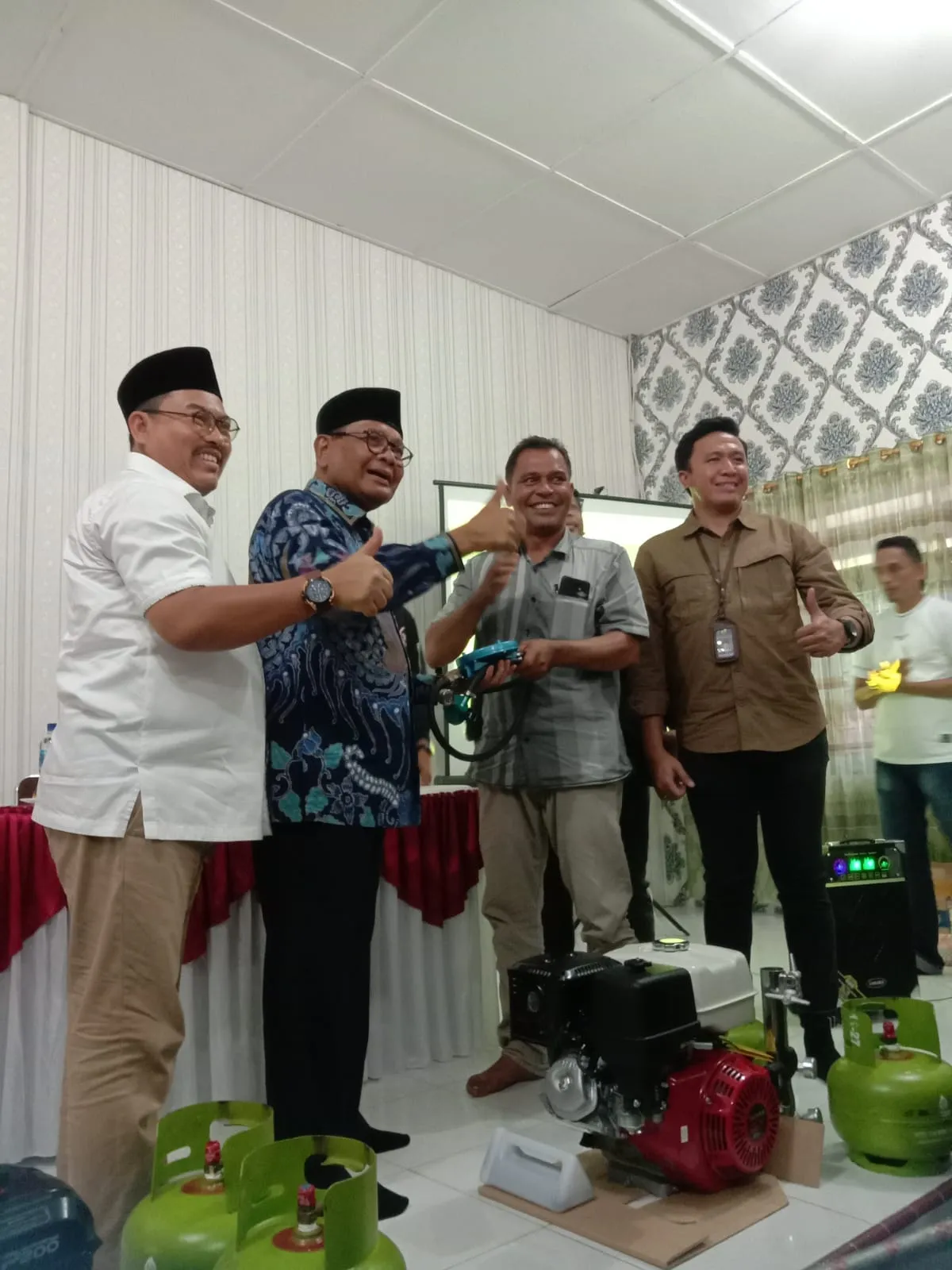 Anwar Idris Serahkan Mesin<br>Boat BBG Ke Nelayan Langsa