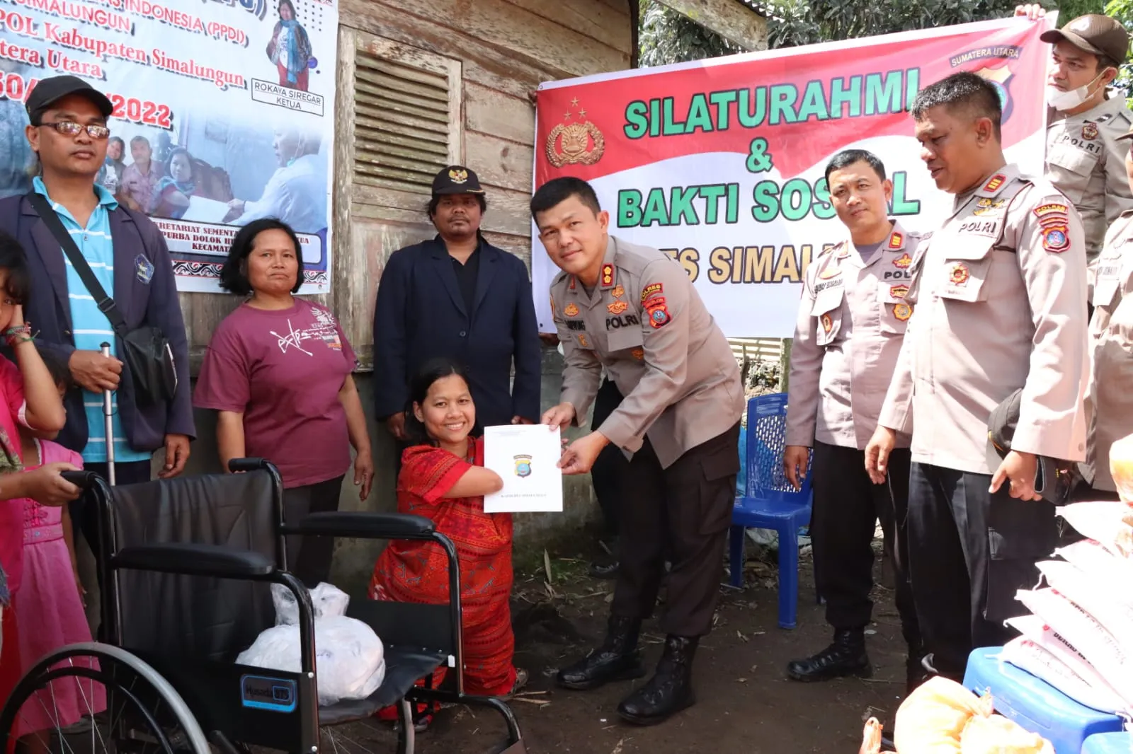 Kapolres Simalungun Beri Bantuan Kursi Roda Kepada Disabilitas