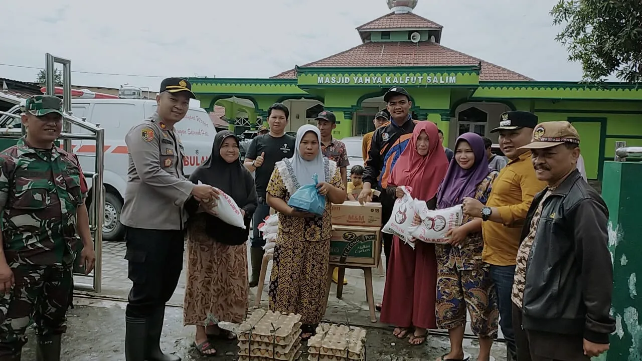 Kapolsek Percut Serahkan Bantuan Kepada Korban Banjir
