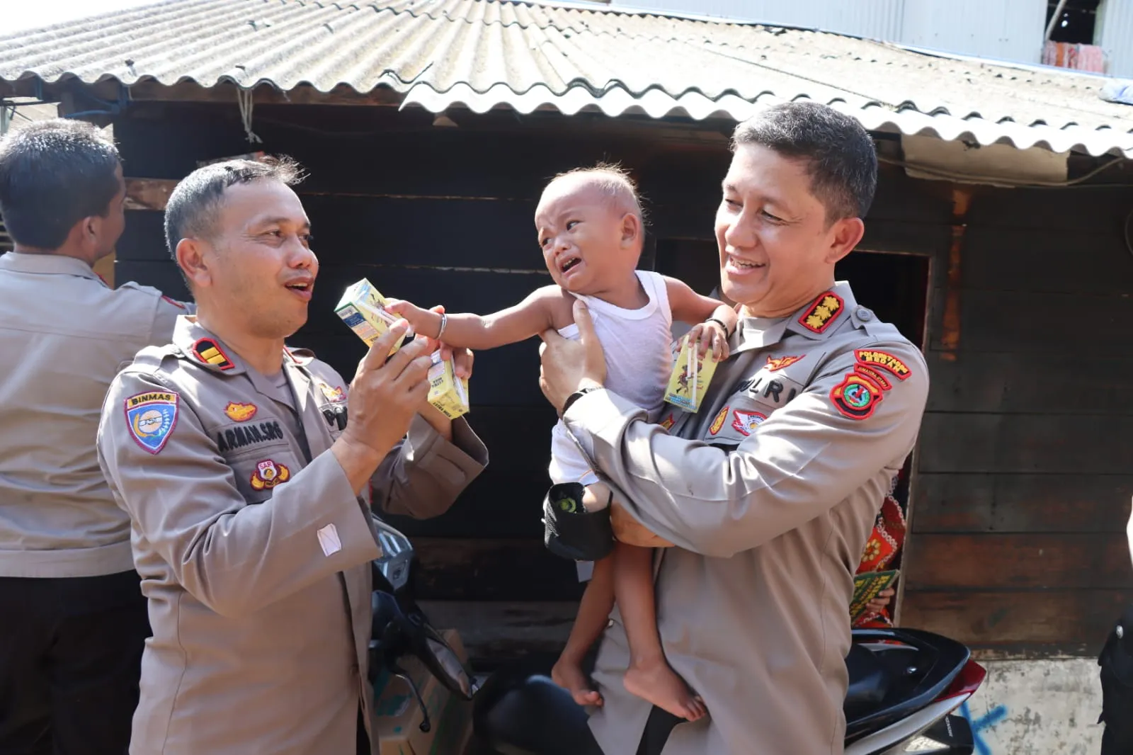 Kapolrestabes Medan Bantu Anak Stunting Di Belawan