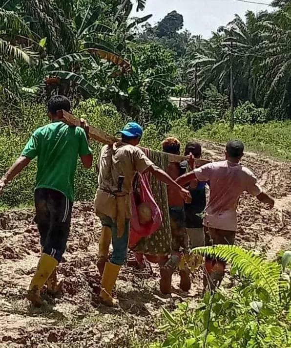 Jalan Berlumpur, Warga Gunakan Tandu Bawa Jenazah