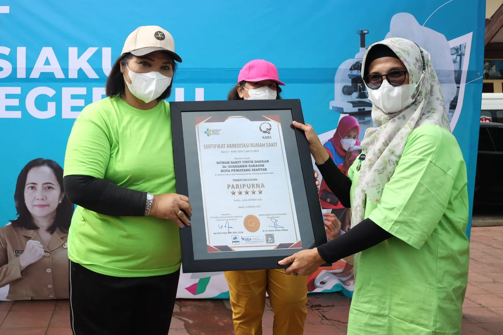 Peringati HKN, Wali Kota Serahkan Sertifikat Akreditasi Paripurna Kepada 2 RS