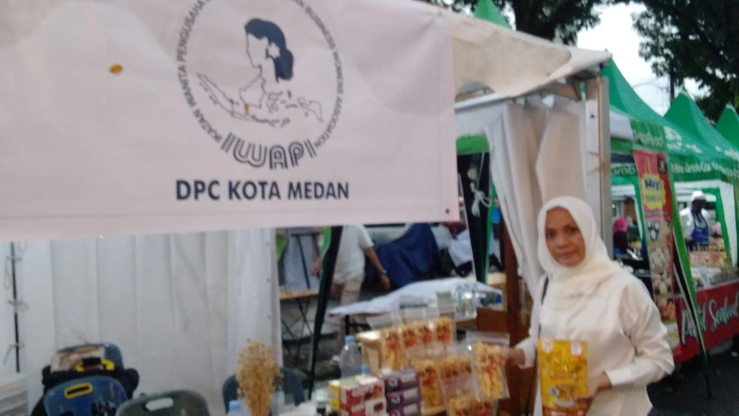 Ramaikan Pekan Kuliner Di Depan Masjid Raya Medan, Ibu Lina Pikat Pengunjung Dengan Aneka Cemilan Halal
