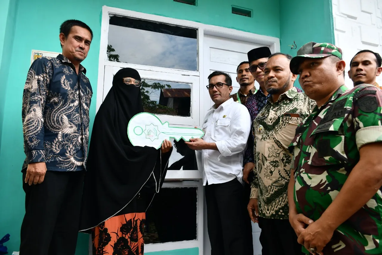 Pj Wali Kota Serahkan Rumah Warga Duafa Lhong Raya