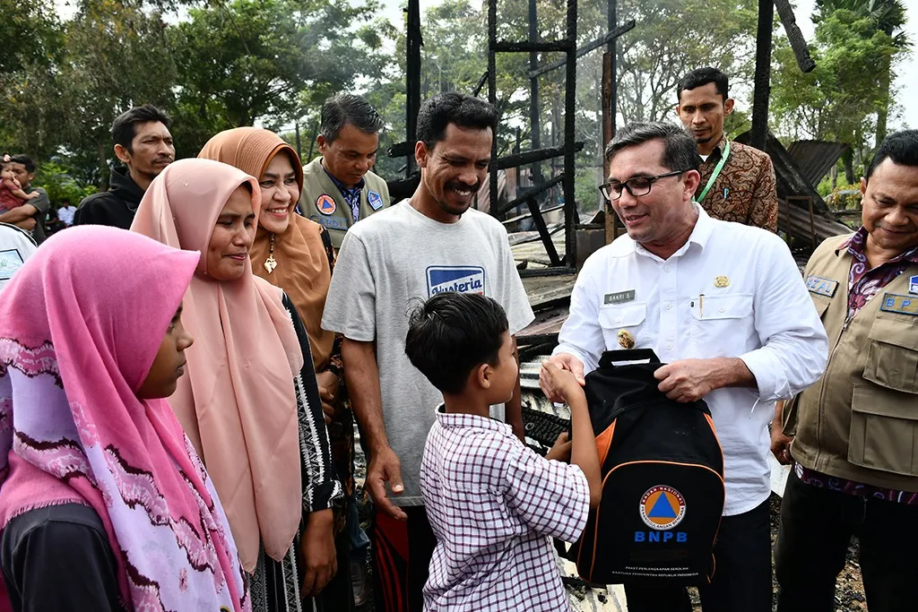 Pj Wali Kota Serahkan Bantuan Masa Panik Korban Kebakaran Bitai