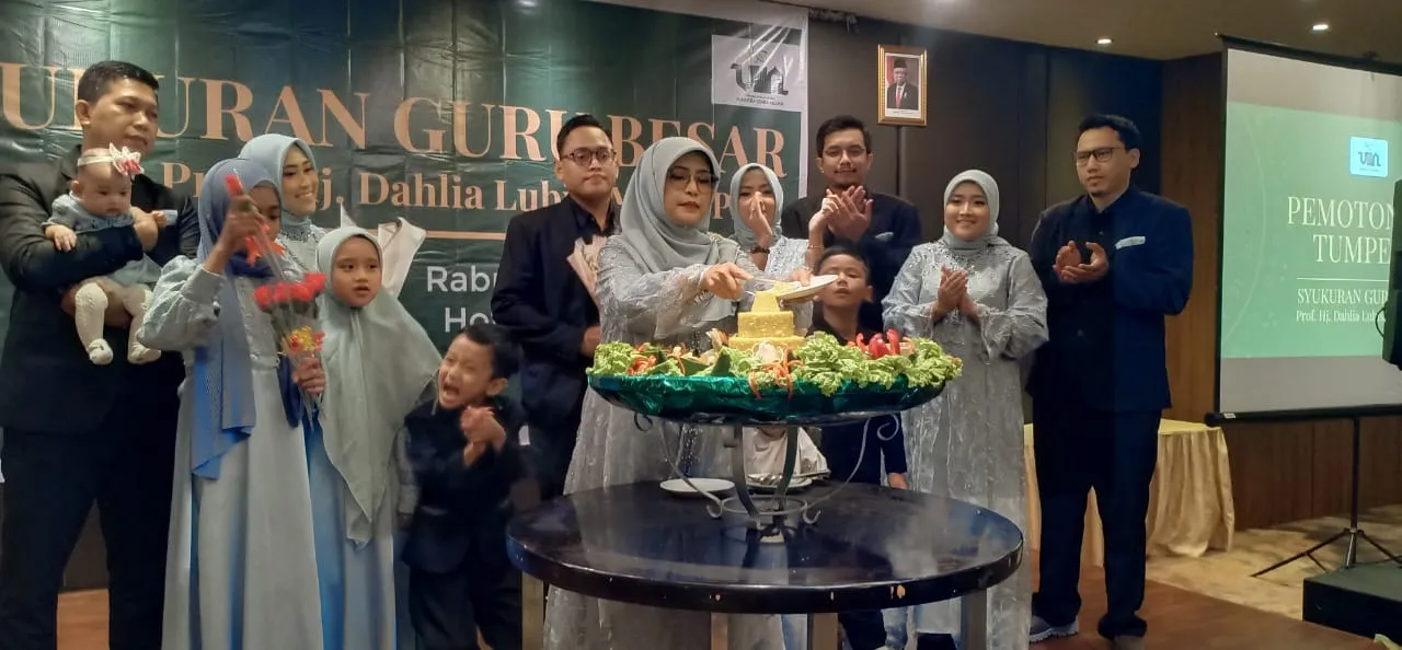Guru Besar UINSU Prof.Hj Dahlia Lubis Gelar Syukuran Dan Bagikan Buku