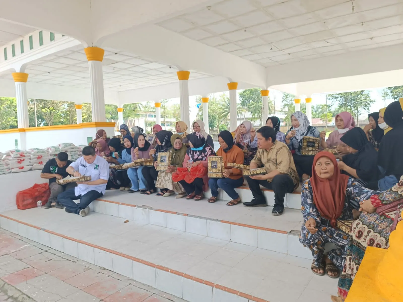 Nikmat Jumat Bersama Penyapu Jalan