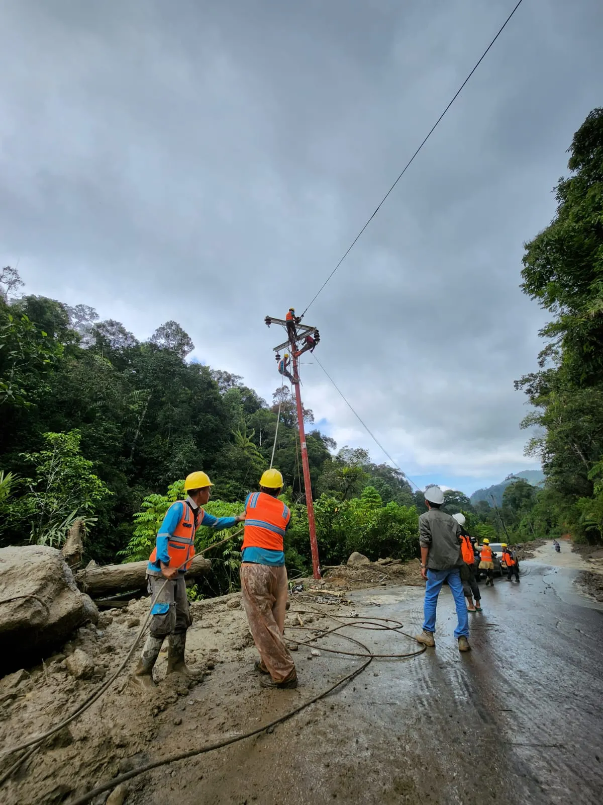 PLN Berhasil Pulihkan 100 Persen Kelistrikan di Mandailing Natal, Pasca Longsor
