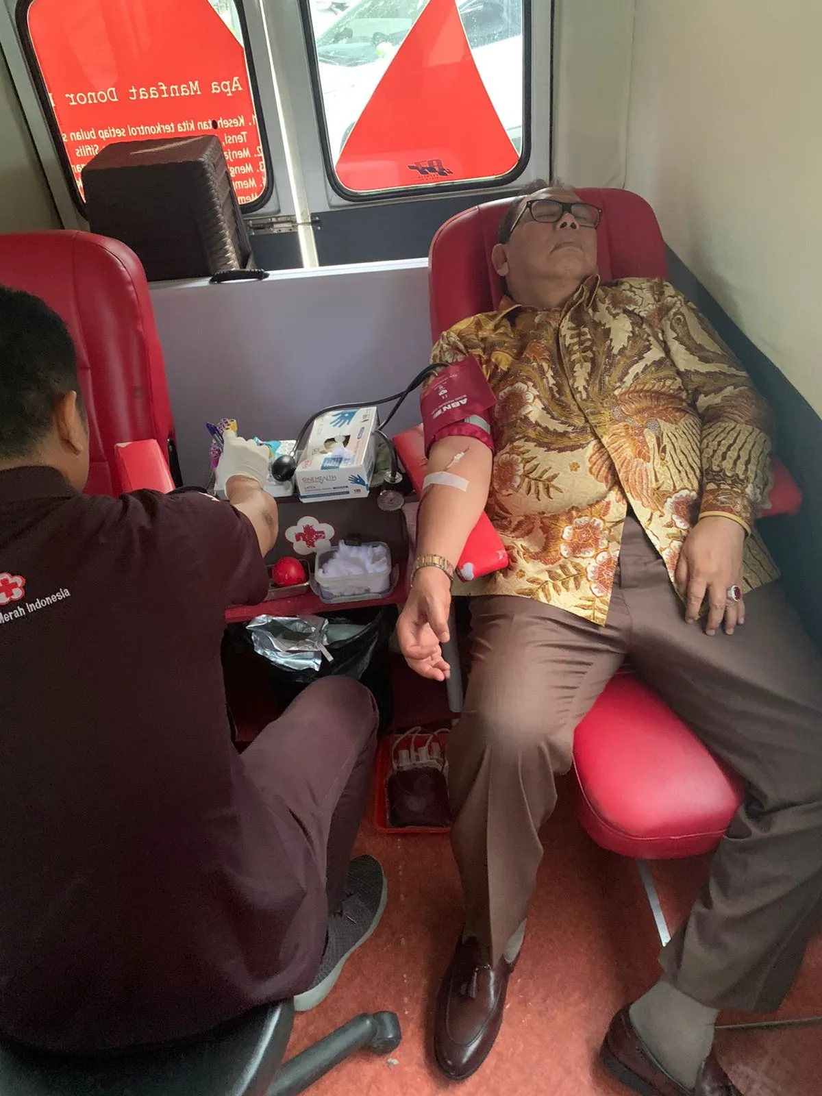 Bakti Sosial, Ketua DPRD Sumut Ikut Donor Darah Bersama Warga Johor