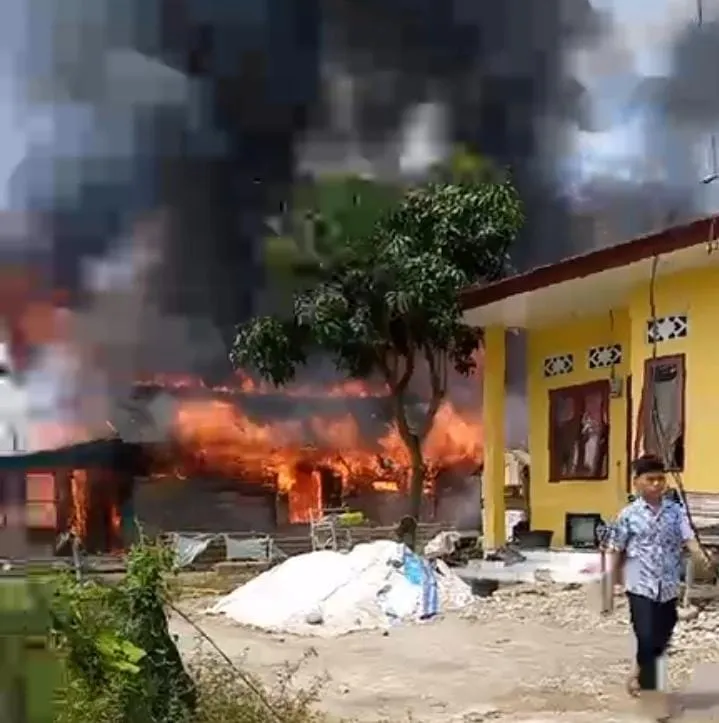 Dua Rumah Hangus Terbakar Di Agara